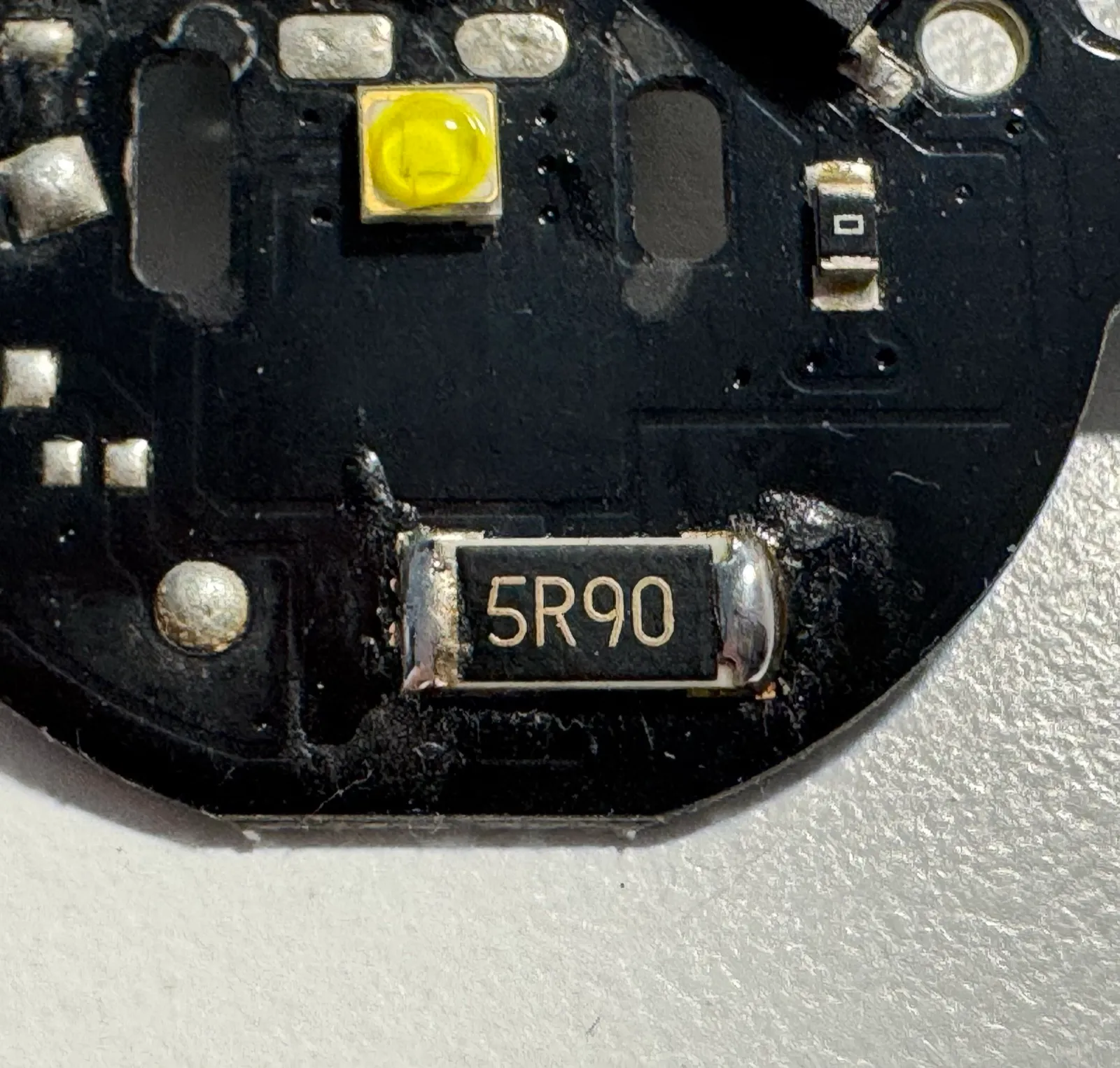 Widerstand 5R90 nach dem Nachlöten