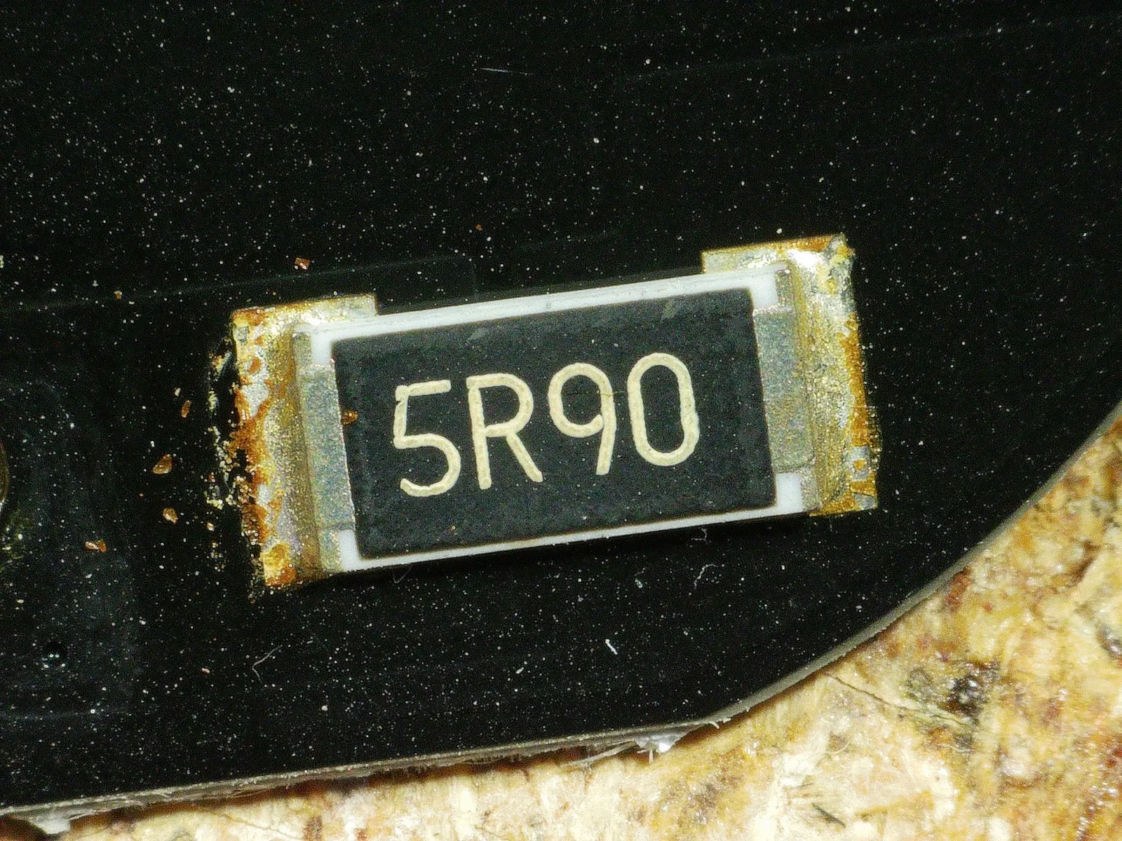 Widerstand 5R90 mit schlechter Lötstelle