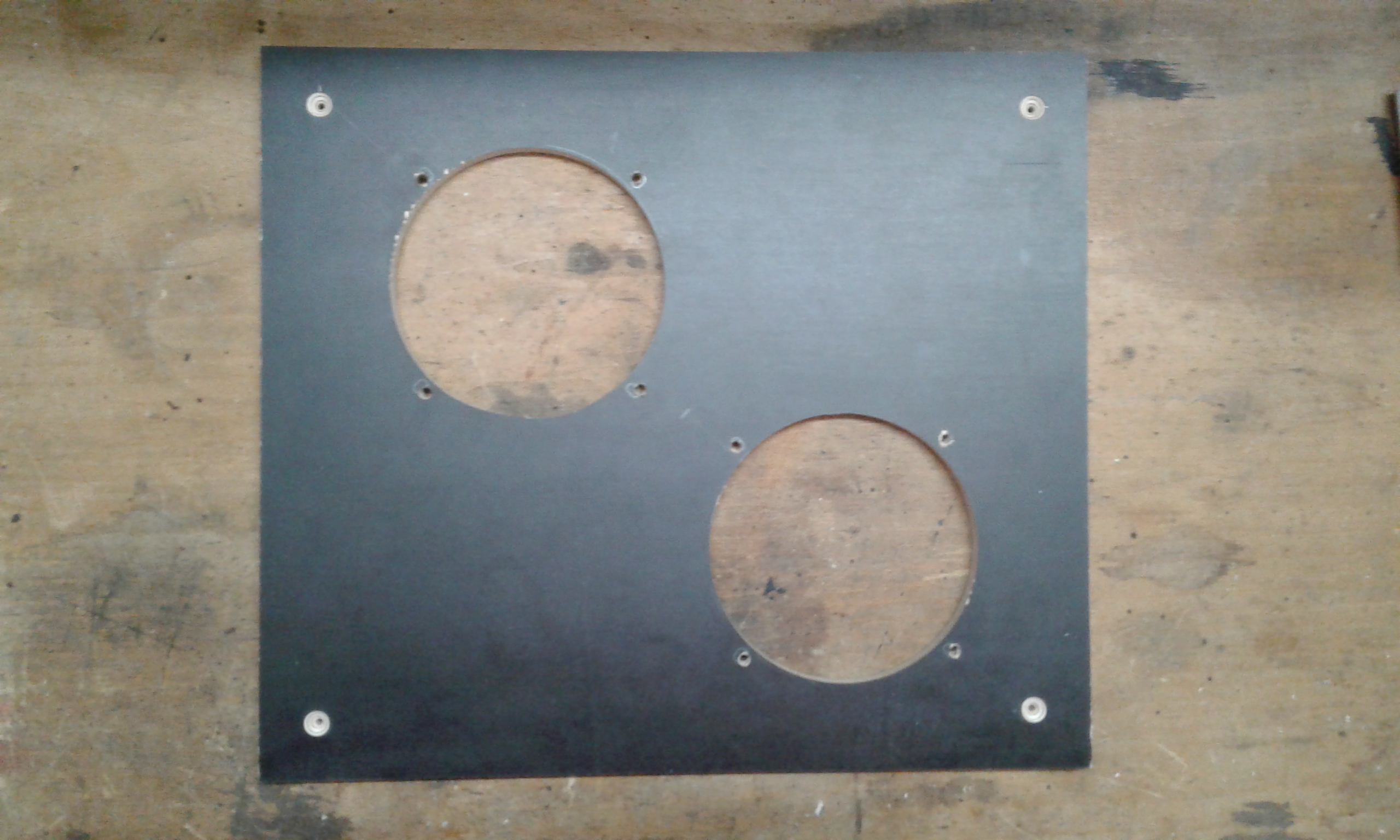 Front Platte mit Löchern für die Lautsprecher