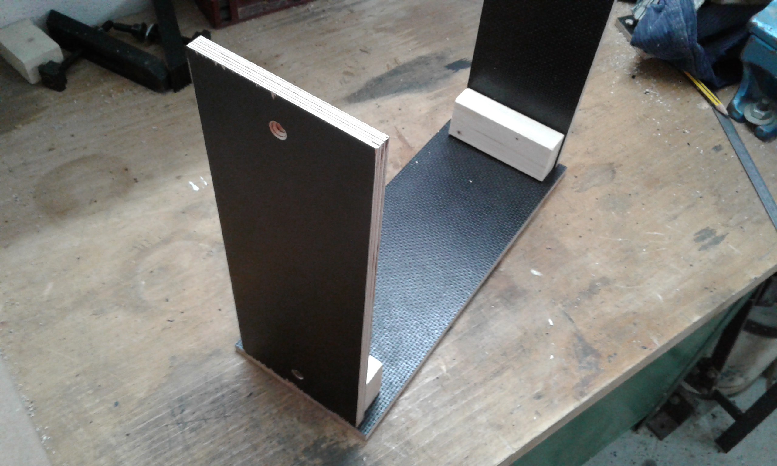 Boden und Seitenplatten verschraubt